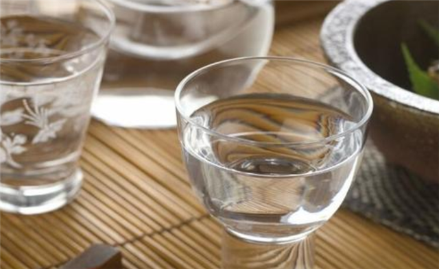喝白酒的小技巧：白酒怎么喝不辣喉嚨？