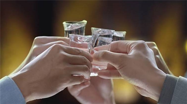 喝酒需謹慎！酒喝多了用啥解酒？