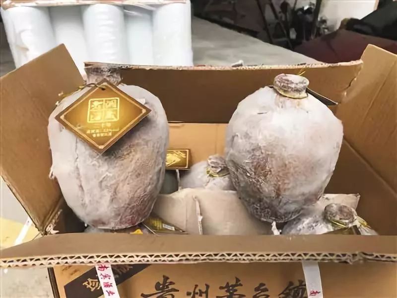 茅臺鎮(zhèn)洞藏酒：記者暗訪，網(wǎng)絡(luò)上網(wǎng)紅售賣“茅臺鎮(zhèn)洞藏酒”是爛酒！酒體只要1塊錢！