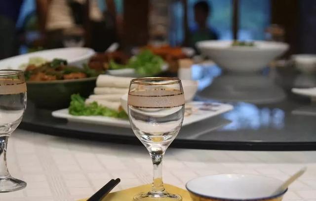 礦泉水是喝醬酒的標(biāo)配？