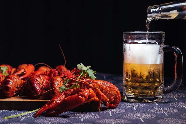 龍蝦搭配什么一起吃？龍蝦不宜搭配啤酒，容易引發(fā)痛風(fēng)