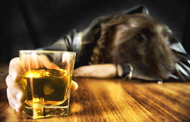 喝多了喝什么飲料解酒？喝牛奶緩解酒精吸收。