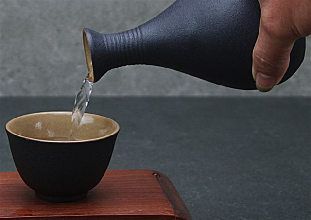 睡前喝一口白酒好嗎？不馬上睡覺(jué)就沒(méi)事