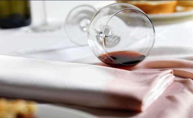 衣服弄上紅酒漬怎么辦？這些小妙招學(xué)起來(lái)