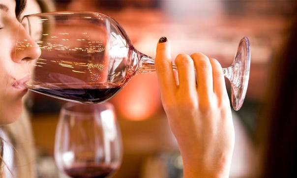紅酒的喝法，紅酒的醒酒、持杯、品酒禮儀