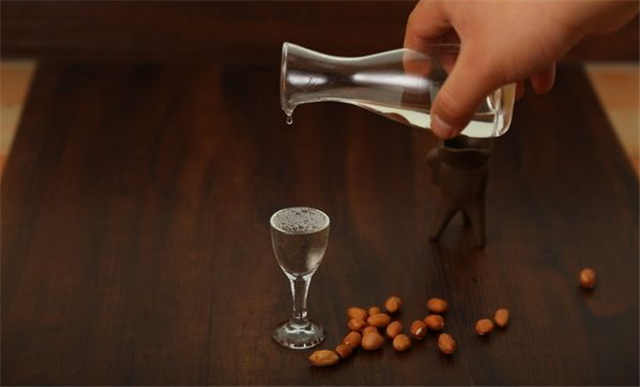 新手喝白酒怎么喝？第一次喝酒有什么技巧？