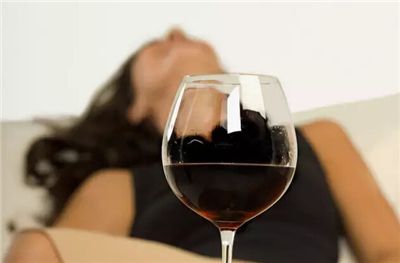 自制紅酒喝了頭疼是怎么回事？如何避免和紅酒頭疼。