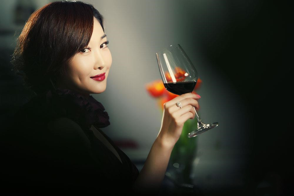 喝紅酒對(duì)女人的皮膚好嗎？喝紅酒有助于抗氧化和美白嫩膚。