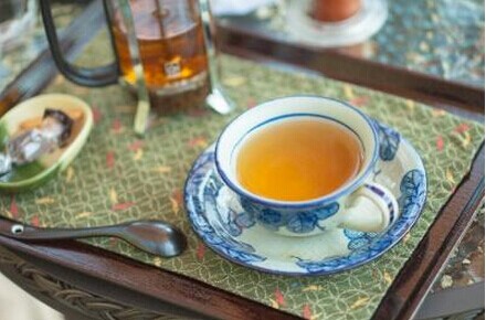 紅茶與紅酒功效是什么？紅茶與紅酒搭配功效互補。