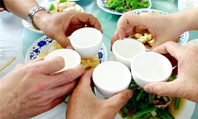 喝白酒的危害：喝白酒反胃怎么回事？