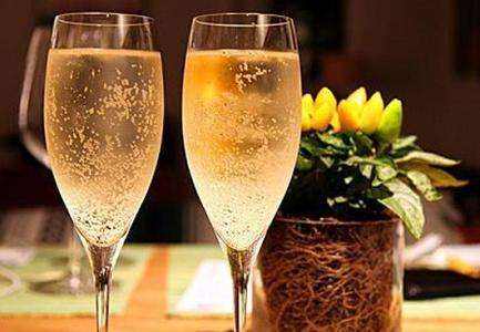 起泡酒和紅酒的區(qū)別是什么？起泡酒是紅酒的一種