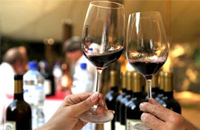 怎么持紅酒杯？喝紅酒怎么碰杯？