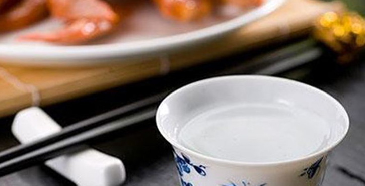 兩種不同的白酒兌在一起能喝嗎？?jī)端兀? width=