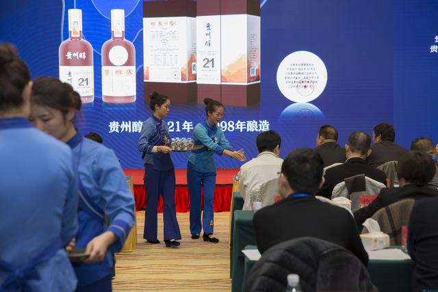 全國各地的260名企業(yè)家到貴州醇酒廠參觀學(xué)習(xí)、洽談合作