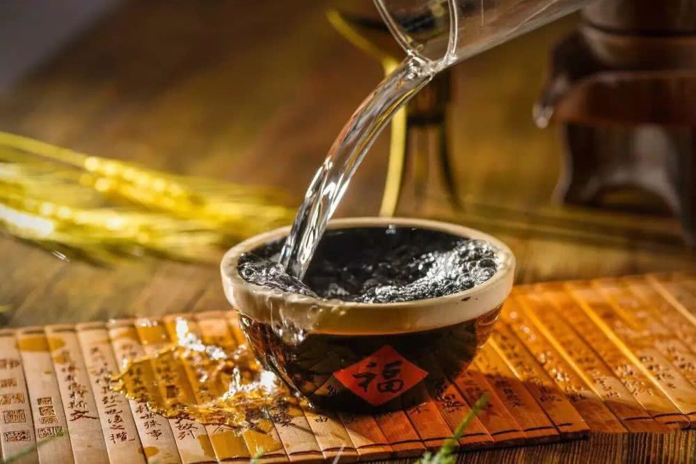 經(jīng)常喝啤酒和白酒的區(qū)別是什么？白酒和啤酒哪個(gè)喝了對(duì)身體好？