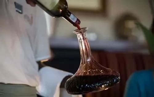 紅酒換瓶是什么意思？紅酒為什么要換瓶醒酒？