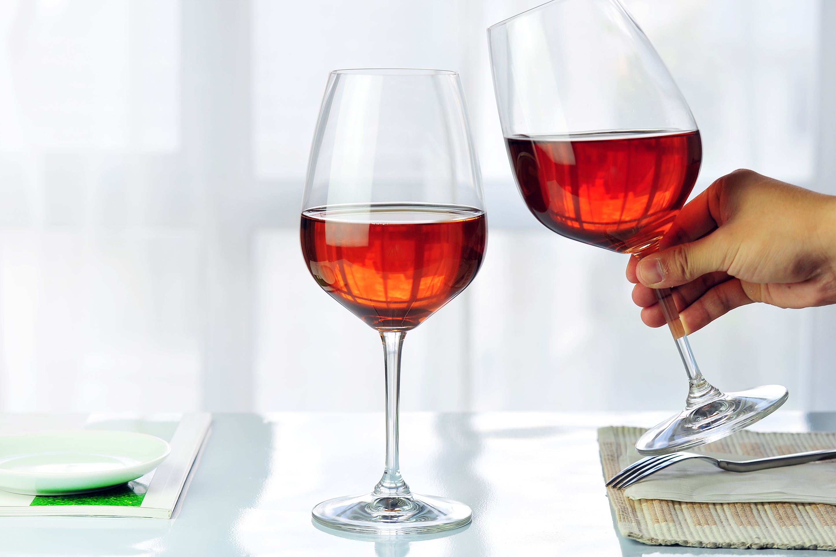 紅酒為什么要用高腳杯？正確拿紅酒杯的姿勢(shì)是什么？