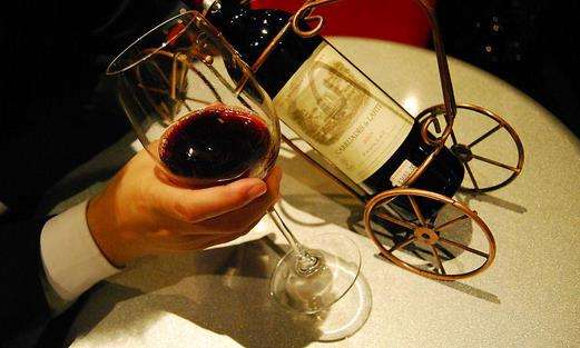 喝完紅酒不能吃什么？喝紅酒不能吃榴蓮、柿子等
