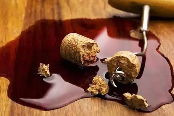 紅酒木塞發(fā)霉是什么原因？紅酒木塞發(fā)霉了還能喝嗎？