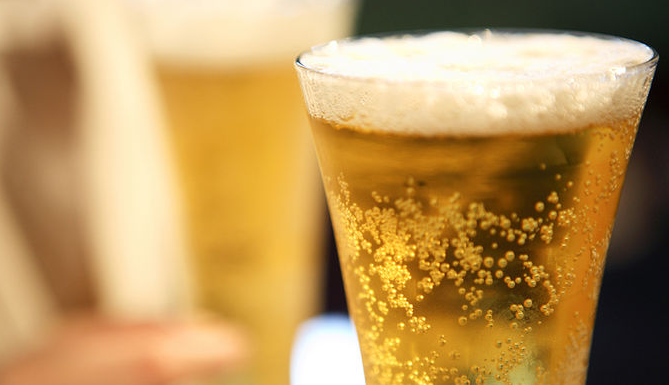 假啤酒是怎么做的？喝了假啤酒會(huì)有哪些癥狀？