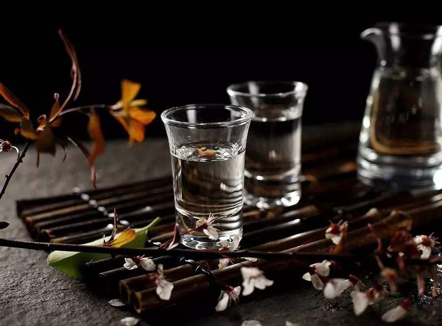 喝白酒能吃柿子嗎？喝白酒是不能吃柿子的