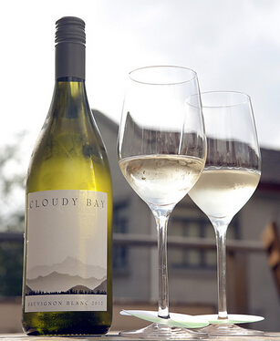 女士喝白葡萄酒的功效有哪些？女士喝白葡萄酒的五大功效