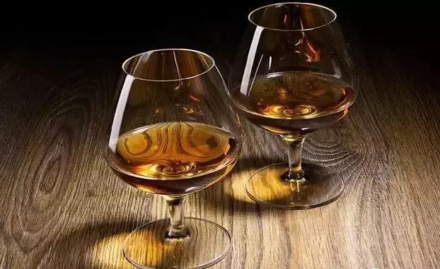 白蘭地是用什么釀造出來的？白蘭地的制作方法