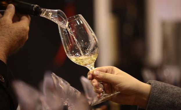夏天應(yīng)該怎么喝葡萄酒？選擇合適的酒很重要