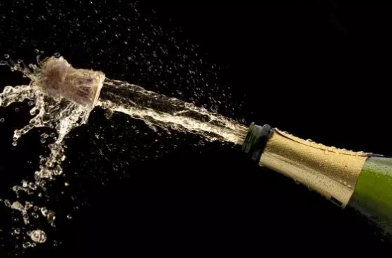 香檳配什么好喝？喝香檳酒適合搭配什么菜？