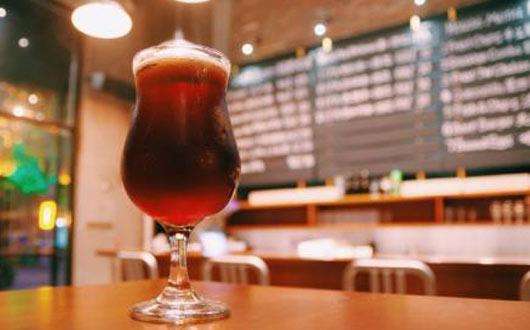 倒啤酒的正確方法，品啤酒必懂知識