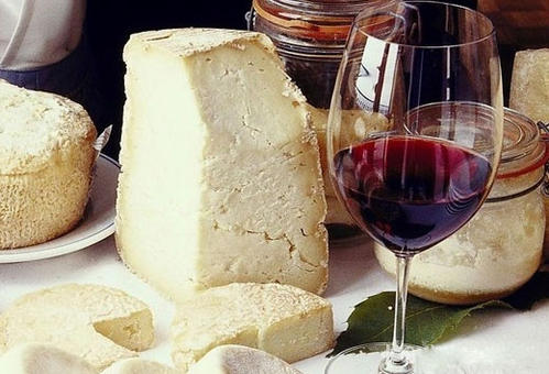 紅酒奶酪如何搭配？選擇白葡萄酒與奶酪百搭