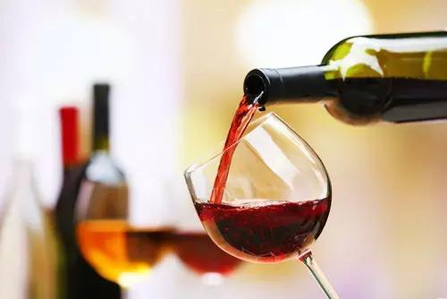一瓶紅酒可以倒多少杯？一瓶紅酒可以倒五杯