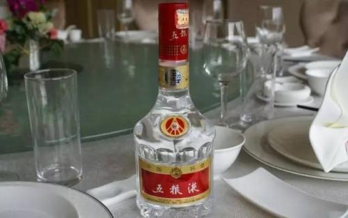 如何通過(guò)聞香來(lái)品評(píng)白酒呢？從聞香方法、聞香維度、香氣種類(lèi)來(lái)