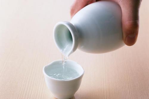 教你用一滴油分辨白酒的真?zhèn)?，以后看到這種白酒，可不要上當