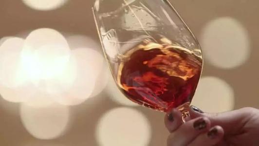 喝紅酒搖杯子的原因是什么？什么紅酒不能搖杯？
