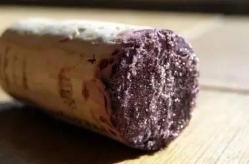 紅酒木塞發(fā)霉了還能喝嗎？什么樣的紅酒木塞會(huì)發(fā)霉？