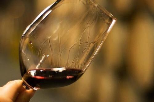 紅酒為什么要用高腳杯？什么紅酒比較好？