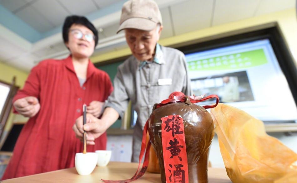 雄黃酒可以驅(qū)蛇嗎？雄黃酒驅(qū)蛇效果好嗎？