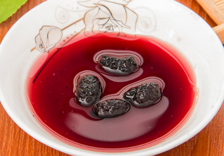 自釀的桑葚酒保質(zhì)期是多久？桑葚酒過(guò)期了還能喝嗎？