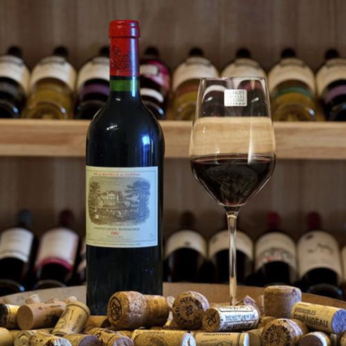 紅酒的名字是怎么取的？紅酒一般是根據(jù)什么命名的？