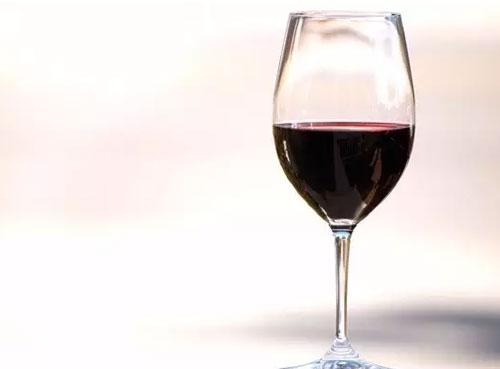 如何避免喝葡萄酒嘴巴變黑？為什么喝葡萄酒嘴巴會(huì)變黑？
