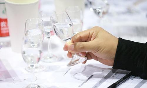 勾兌白酒怎么做？勾兌酒是合法的。