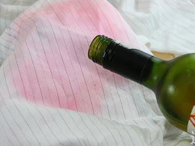 紅酒到白衣服上怎么辦？