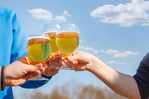 喝啤酒肚子脹怎么辦？喝啤酒不容易醉的訣竅是什么？