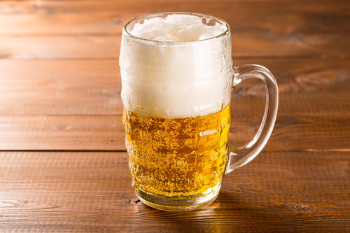 喝啤酒適合用什么杯子？喝啤酒常見的6種啤酒酒杯。