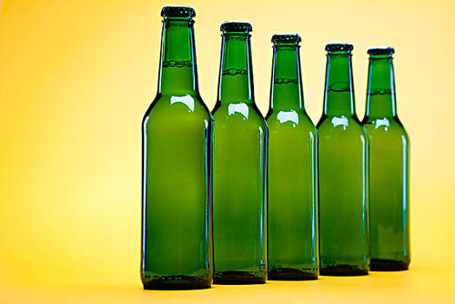 啤酒瓶為什么大多都是綠色的？綠色啤酒瓶成本更低。