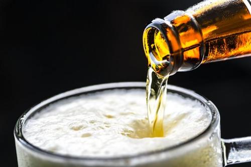 如何正確得倒啤酒？喝啤酒用什么杯子比較好？
