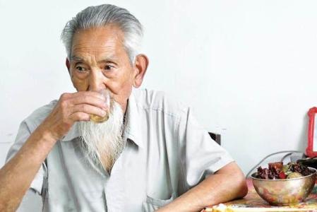 老年人喝什么酒比較健康？飲酒以后補充維生素B。