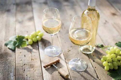 夏天應(yīng)該喝什么葡萄酒？夏天適合喝白葡萄酒