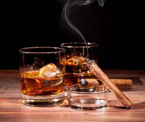 喝洋酒應該用什么杯子？洋酒的酒杯應該怎么拿？